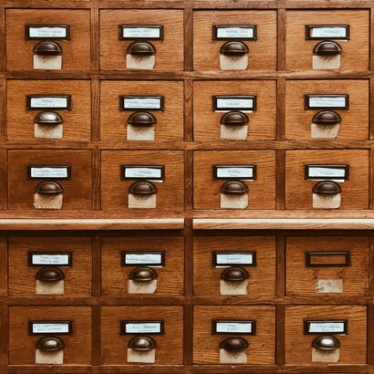 Il tentativo di calcolare il rischio e prevedere il comportamento umano rivela i limiti dei modelli matematici: l’incertezza, la paura della perdita e il bisogno di attribuire senso agli eventi continuano a sfuggire a ogni previsione