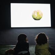 Angenehm für das auge, weich für die füße, ausstellungsansicht. Mit freundlicher genehmigung der Neuen Galerie Graz