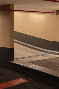 Parking, Marien Hvala. Ses premières œuvres prennent forme à travers une démarche minimaliste de la photographie, composées de structure et de formes répétitives