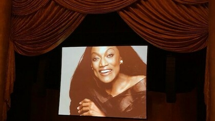 La grande foto di Jessye Norman sovrastante il palcoscenico il giorno del concerto a lei dedicato