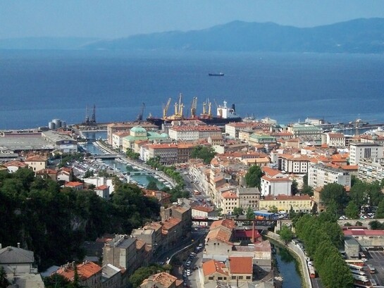 Fiume, Rijeka in croato, fu parte del Regno d'Italia dal 1924 al 1945 come capoluogo dell'omonima provincia per poi passare alla Jugoslavia nel 1947, e dopo la dissoluzione di quest'ultima, alla Croazia nel 1991