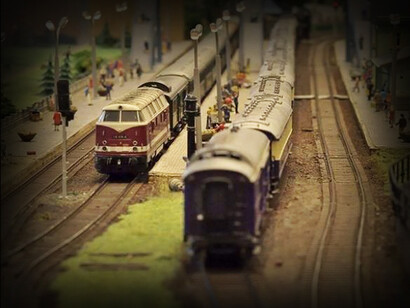Maqueta de un ferrocarril a escala N, típico del modelismo a escala