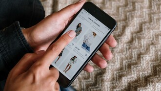 Shopping online. Sono sempre più diffusi i siti online di abbigliamento low cost. Secondo quanto dimostrato dall’AEA - Agenzia europea dell’ambiente, la produzione tessile è quasi raddoppiata nell’arco degli ultimi 20 anni passando da un valore di 58 milioni di tonnellate nel 2000 a 109 milioni di tonnellate nel 2020