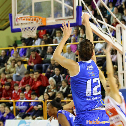 María Pina lanzando un triple