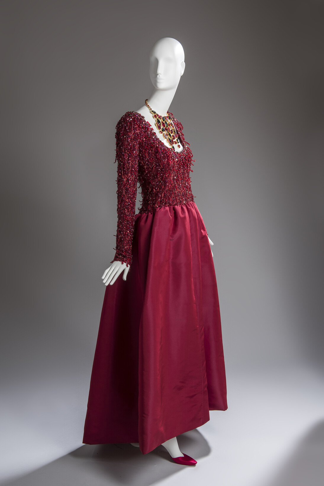 Evening dress in cherry-red faille; bodice embroidered with rubies and fringes. 1994. Maison Givenchy. Foto: Luc Castel con la colaboracion de Philippe Caron