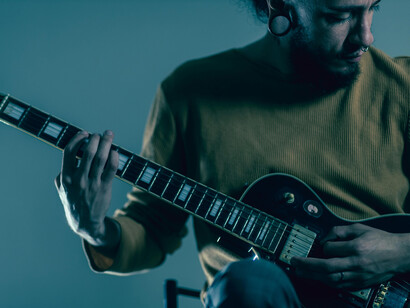 Músico tocando la guitarra