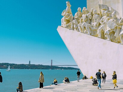 Padrão dos Descobrimentos (ou Monumento aos Descobrimentos; ou Monumento aos Navegantes), Belém, em Portugal. Tendo em conta a descoberta dos recursos naturais pela África, foi aguçada a cobiça dos ocidentais pelas matérias-primas africanas