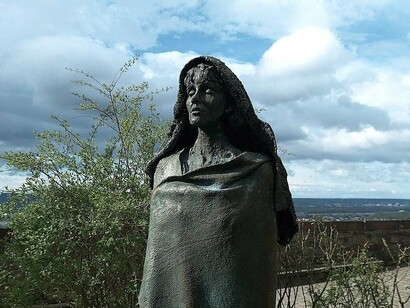 Estátua da Santa localizada na Abadia Beneditina de Santa Hildegarda em Eibingen, Alemanha. As visões de Hildegarda não só moldaram sua vida espiritual, mas também influenciaram seus escritos, sua música e sua abordagem a medicina, refletindo uma profunda transformação pessoal e espiritual
