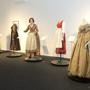 Die Ober­österreicherin. Dirndl. Kleid, ausstellungsansicht. Mit freundlicher genehmigung des Schlossmuseums Linz
