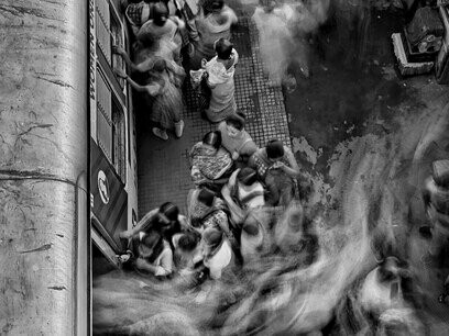 Feições finas, óculos de graus, muitas tatuagens, os dentes malcuidados e um total desinteresse pelo entorno. Carregava um acervo de “apetrechos”, que preencheu a mesa escolhida pelo referido estranho.
Ali mesmo deu-se seu escritório onde pode colocar seu casaco, mochila e bolsas de forma tão intima, como se não houvesse lugar melhor, que o momentâneo espaço que o recebia