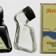 Wilhelm Wagenfeld, Tintenflaschen „Pelikan“, gefüllt und leer, mit 
Originalkarton, 1938. Mit freundlicher Genehmigung des Museums für Kunst und Gewerbe Hamburg