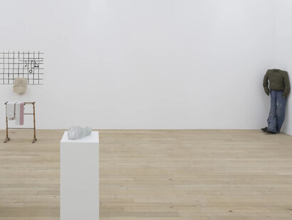 Various artists, Skulptur heute (sculpture today), exhibition view. Courtesy of Galerie Peter Kilchmann