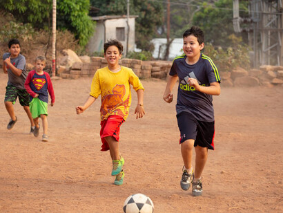 Niños jugando futbol de barrio en Tegucigalpa, Honduras