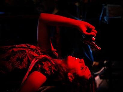 Anna II -Anakarina Fajardo- quien representa el «yo» instintivo en la obra 'Los 7 pecados capitales' (Foto: Jacobo Méndez)