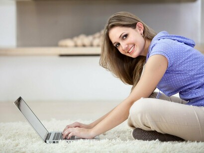 Una mujer trabajando con su ordenador portátil