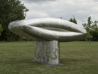 Richard Deacon, It’s Like A Rock, 2015.
Acier inoxydable, 155 x 245 x 180 cm.
Courtesy Galerie Thaddaeus Ropac.
© Richard Deacon. Photo : Ken Adlard.