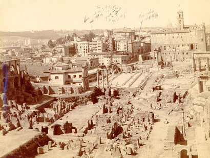 Foto dall'Archivio Pollak, con veduta del Foro romano e indicazione a penna delle sue prime abitazioni romane