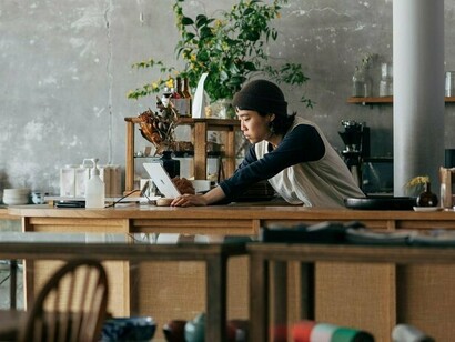 L'homme travaille derrière le comptoir du café