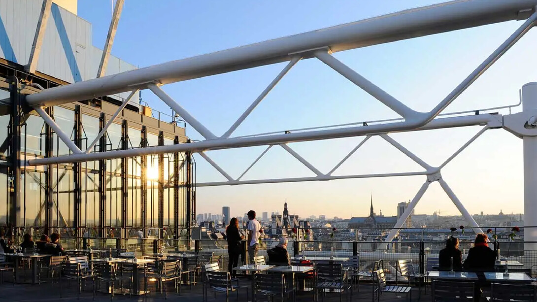 Terrasse du Centre Pompidou, Paris. Sur ce balcon, avec une si belle vue, il y a eu des conversations interminables sur l'urgence de voir