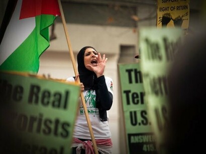 Manifestação pró-palestina. É possível acreditar na ONU depois do genocídio de Gaza transmitido ao vivo todos os dias e para todo o mundo ao longo de mais de um ano? É possível acreditar na ONU depois de todas as mentiras toleradas nos Balcãs, no Iraque, na Síria, na Líbia, no Yemen, no Afeganistão, na Ucrânia?