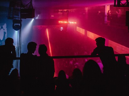 Sagome di persone in un bar di notte