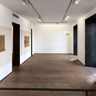 Marta Barrenechea, Love is to be foolish together, vista de exhibición. Cortesía de la Galería Rafael Pérez Hernando
