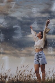 Donna tra emozioni e razionalità: "...so che calcolare, contare e numerare serve a poco, in quasi tutte le situazioni. Ci dovremmo basare solo sull’intensità delle cose, su quanto siamo stati bene con qualcuno, o quanto ci piace il nostro lavoro, o ancora, quanto ci siamo sentiti spensierati passando il pomeriggio con quella persona"