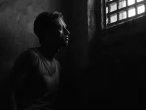 Camus costruisce un’esperienza filosofica dell’assurdo, mentre Ozon ne cerca soprattutto la vibrazione emotiva e politica. Una scena dal trailer con Benjamin Voisin che interpreta Meursault