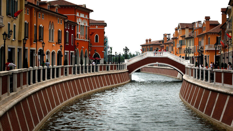 Florentia Village canal