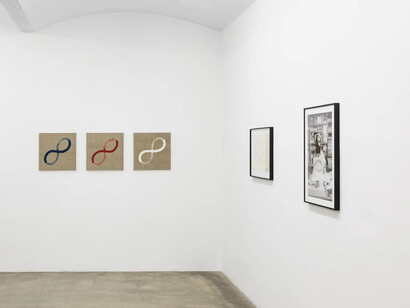 Július Koller, Univerzálny Fantasticky Otáznik (U.F.O.), exhibition view. Courtesy of Galerie Martin Janda