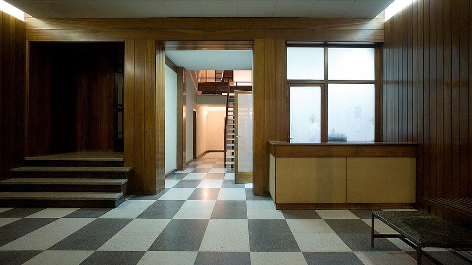 El escritorio del conserje en una finca de Barcelona