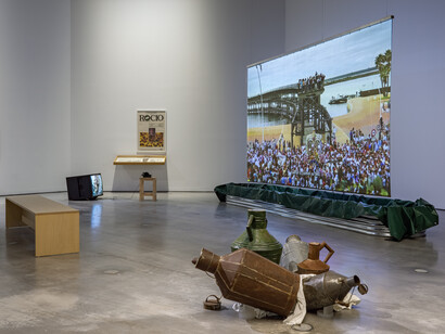 Varios artistas, La picadura de la tarántula: sur y folclore, vista de exhibición. Cortesía del Centro Andaluz de Arte Contemporáneo