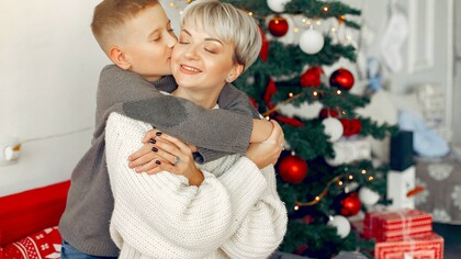 Filho abraça mãe no natal
