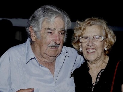 José Mujica, presidente de Uruguay entre 2010 y 2015 y otro referente de la izquierda latinoamericana, con la alcaldesa de Madrid, Manuela Carmena