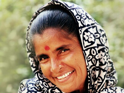 Donna indiana con copricapo: "Il nostro mondo però non è il mondo intero, è solo una parte di mondo"