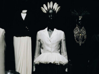 Les drapés métalliques captent la lumière du sanctuaire et révèlent la tension entre force et fragilité