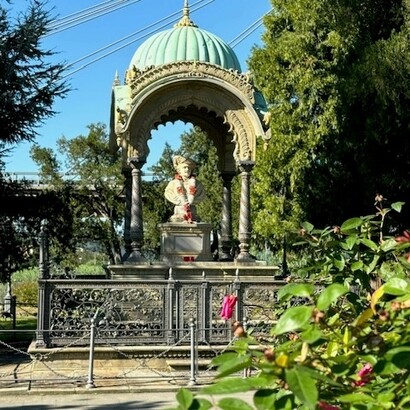 “È primavera, svegliatevi bambine, alle Cascine…” cantato nella famosa “Mattinata fiorentina”, portata al successo da Rabagliati.  Il parco di Firenze ospita il monumento in ricordo di Chhatrapati Rajaram