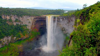 Kaieteur-Fälle in Guayana Esequiba, das seit einem Schiedsspruch von 1899 zum guyanischen Staatsgebiet gehört, jedoch von Venezuela beansprucht wird, das sich auf den Vertrag von Genf vom 17. Februar 1966 beruft