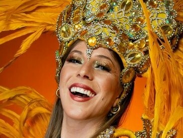 Passista de escola de samba. O patrimônio imaterial é transmitido de geração a geração, constantemente recriado pelas comunidades e grupos em função de seu ambiente, de sua interação com a natureza e de sua história, gerando um sentimento de identidade e continuidade, contribuindo para promover o respeito à diversidade cultural e à criatividade humana”(site do IPHAN - Instituto do Patrimônio Histórico e Artístico Nacional