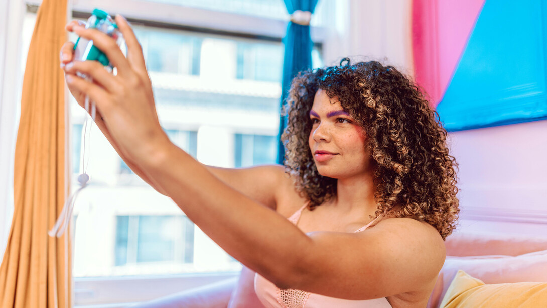 Por trás das selfies 'sem maquiagem': a hipocrisia das tendências de aceitação corporal nas redes sociais. Descubra a verdade por trás do amor à beleza natural!