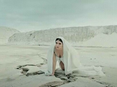 Videoclip del brano "Bacio sulla fronte" di Joan Thiele, 2024