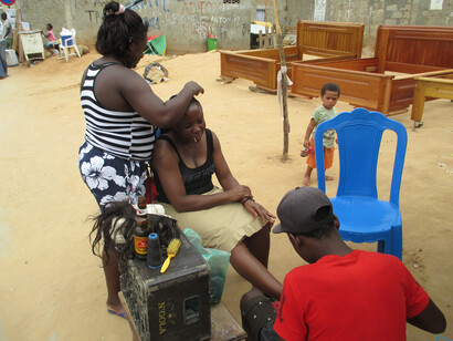 Luanda, Angola. Las mujeres son peluqueras. Los hombres tratan las uñas