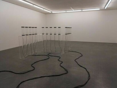 Anosmia, 2012, installazione multisensoriale sonoro-olfattiva. Plexiglas, bacchette di vetro, ventole, cialde olfattive, cavo, misure variabili.