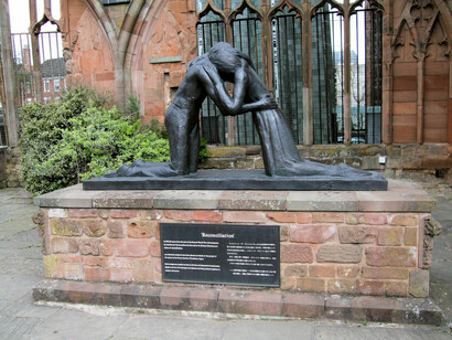 Josefina Alys Hermes de Vasconcellos (octubre de 1904 – julio de 2005) fue una escultora inglesa que trabajó en bronce, piedra, madera, plomo y metacrilato. «Reconciliación», 1977, La Antigua Catedral, Coventry, West Midlands, Inglaterra