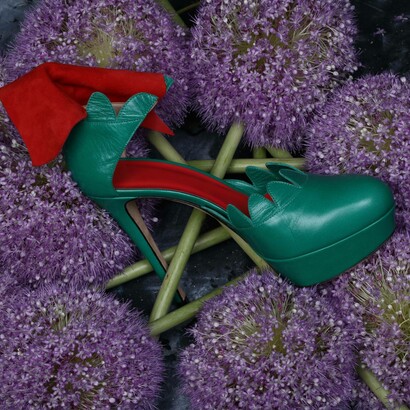 Carla Foca espone a Parigi le sue scarpe ispirate alla rosa