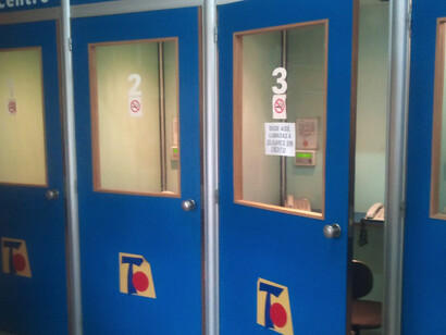 Cabinas de un locutorio telefónico
