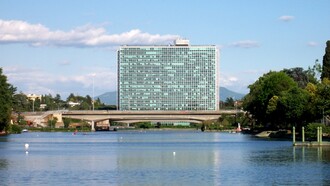 Fondata nel 1953, l'ENI è uno dei maggiori colossi energetici mondiali, che ha svolto un ruolo cruciale nella ricerca e nello sviluppo di fonti di energia, e la cui espansione internazionale ha consolidato l'Italia come uno degli attori principali nel settore energetico globale. Palazzo uffici ENi a Roma, quartiere EUR, Italia