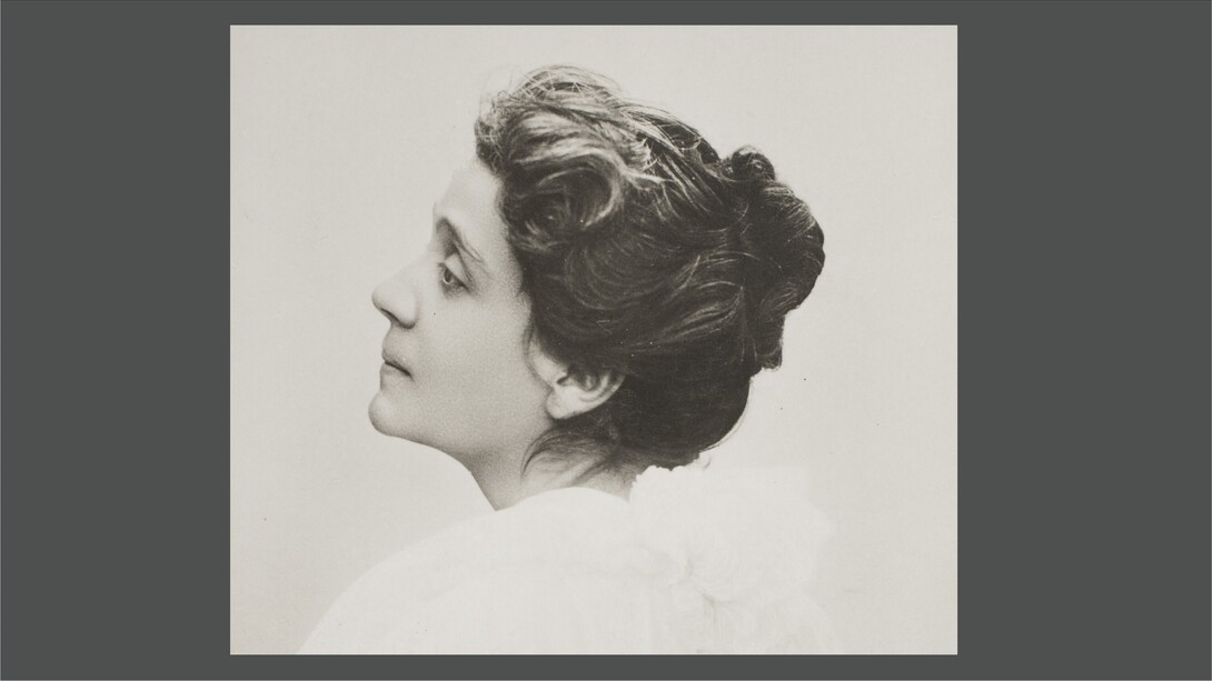 Eleonora Duse (spesso citata solo come Duse) (1859-1924), attrice italiana. Debutta all'età di 4 anni in “Samhällets olycksbarn” (I figli sfortunati della società), 1879-1883 nella compagnia di Cesare Rossi, poi nella propria compagnia. 1891 tournée in Europa, 1893 in America. In copertina un ritratto del 1900