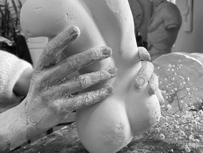 A cronografia do modernismo registra, na capital paulista, em 1919, dois importantes fatos. O primeiro, a exposição da pintura de pintores impressionistas franceses e esculturas de Bourdelle, Rodin e Henri Laurens, promovem-na, sem alarde, preclaros cidadãos – Paulo Prado historiador, José de Freitas Valle senador, mecenas e poeta, junto do cônsul da França, no saguão do Theatro Municipal. O segundo, de vasta propaganda, mostra-se como o Concurso Internacional para o Monumento à Independência. Objetiva uma escultura pública destinada a rememorar o centenário da independência do Brasil, em 1822, o grito do Ipiranga
