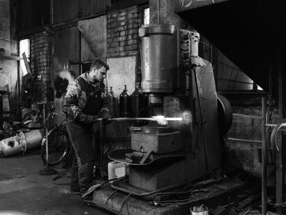 En el capitalismo industrial, el poder económico estaba concentrado en los dueños de las fábricas y la infraestructura de producción